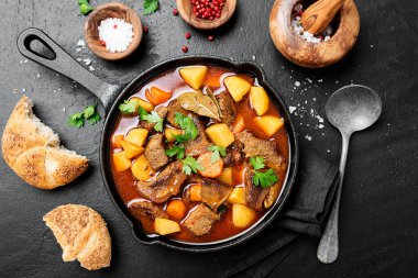 Patates, havuç ve baharatla pişirilmiş sığır eti eti (Macar gulaş kebabı).