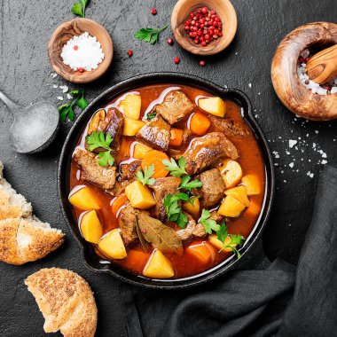 Patates, havuç ve baharatla pişirilmiş sığır eti eti (Macar gulaş kebabı).