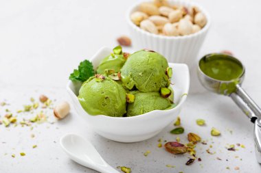 Naneli ve fındıklı fıstık ezmeli dondurma..