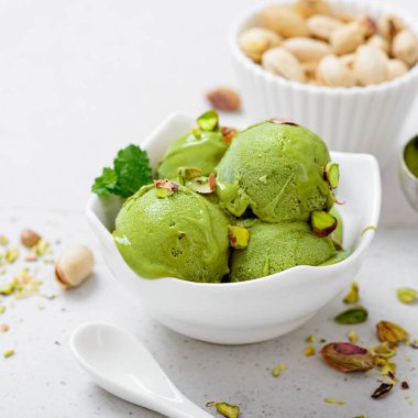 Naneli ve fındıklı fıstık ezmeli dondurma..