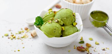 Naneli ve fındıklı fıstık ezmeli dondurma..