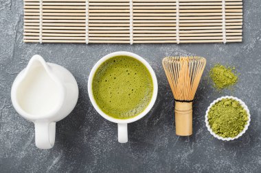 Hindistan cevizi sütlü kibrit yeşil çay lattesi. Üst görünüm.