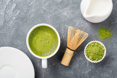 Hindistan cevizi sütlü kibrit yeşil çay lattesi. Üst görünüm.