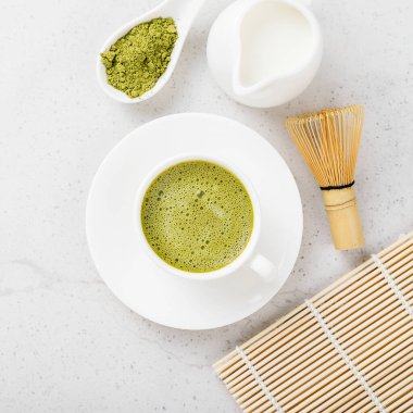 Hindistan cevizi sütlü kibrit yeşil çay lattesi. Üst görünüm.