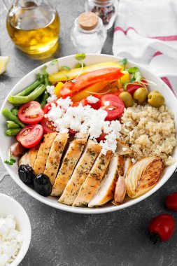 Tavuklu, kinoalı, peynirli ve taze sebzeli yemek kasesi..