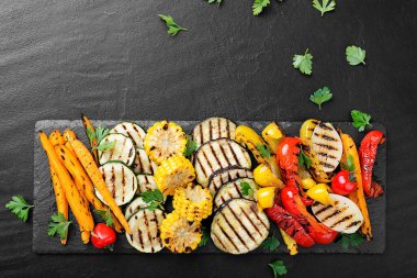 Türlü lezzetli ızgara sebzeler..