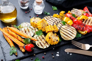 Türlü lezzetli ızgara sebzeler..