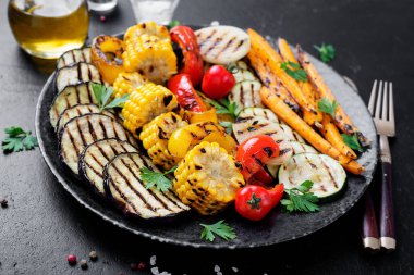 Türlü lezzetli ızgara sebzeler..