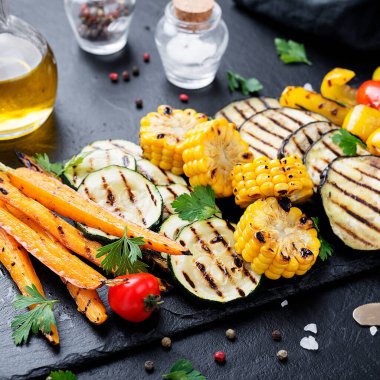 Türlü lezzetli ızgara sebzeler..