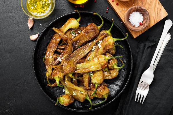 Sarımsak soslu ve deniz tuzlu kızarmış yeşil biber..