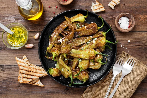 Sarımsak soslu ve deniz tuzlu kızarmış yeşil biber..