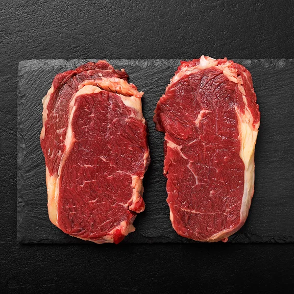 Viande Crue Steak Boeuf Sur Fond Noir Vue Dessus — Photo