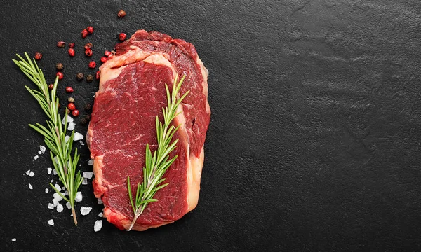 Carne Cruda Bistec Res Con Especias Sobre Fondo Negro Vista —  Fotos de Stock