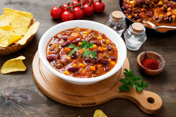 Geleneksel Meksika yemeği Chili con carne ile kıyma ve kırmızı fasulye.