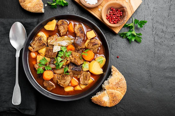 Patates, havuç ve baharatla pişirilmiş sığır eti eti (Macar gulaş kebabı).