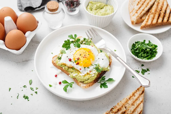 Тости Авокадо Смаженим Яйцем Здоровий Сніданок — стокове фото