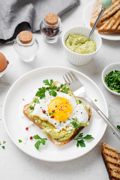 Тости Авокадо Смаженим Яйцем Здоровий Сніданок — стокове фото