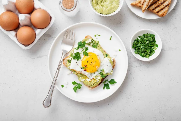 Toast Avokádovým Pyré Smaženým Vejcem Zdravá Snídaně — Stock fotografie