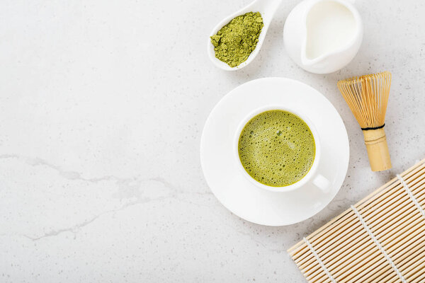 Латте с зеленым чаем и кокосовым молоком. Вид сверху.