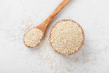 Bir kase sağlıklı beyaz kinoa tohumu..