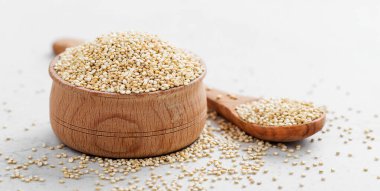 Bir kase sağlıklı beyaz kinoa tohumu..