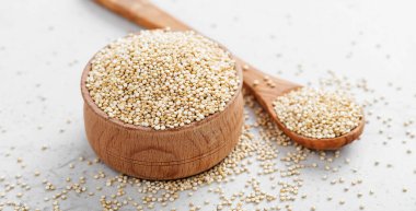 Bir kase sağlıklı beyaz kinoa tohumu..