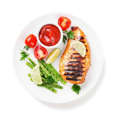 Limon ve yeşil fasulyeli ızgara tavuk göğsü. beyaz arkaplanda izole