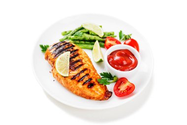 Limon ve yeşil fasulyeli ızgara tavuk göğsü. beyaz arkaplanda izole