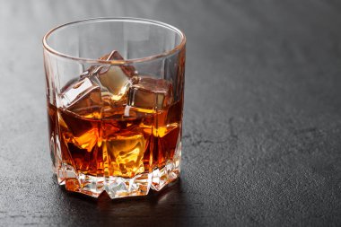 Bir bardak viski ve buz..