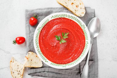 Açık gri taşlı arka planda domates çorbası. Üst görünüm.