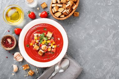 Lezzetli domates çorbası püre domates ve salatalıklı gazpacho..