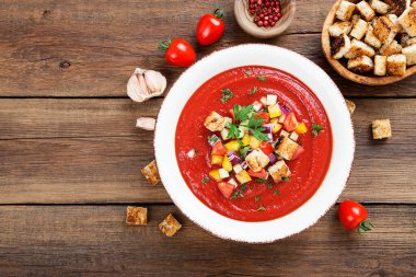 Lezzetli domates çorbası püre domates ve salatalıklı gazpacho..