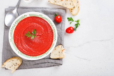 Açık gri taşlı arka planda domates çorbası. Üst görünüm.