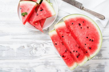 Beyaz ahşap arka planda karpuz dilimleri. en üstteki görünüm