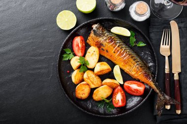 Kızarmış patates ve sebzeli ızgara uskumru balığı..