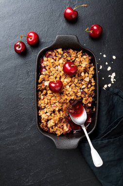 Siyah taş zemin üzerinde kiraz parçacıkları..