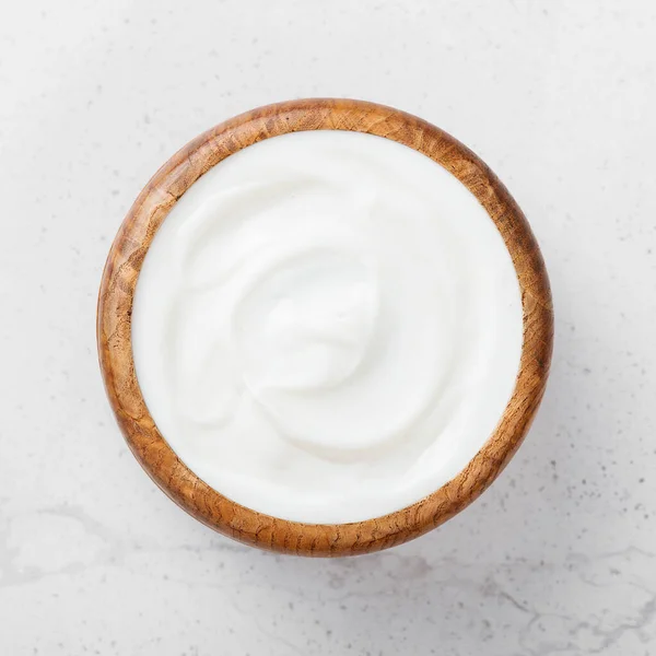 Crème Sure Dans Bol Bois — Photo