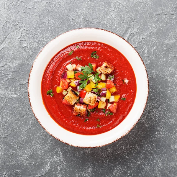 有西红柿和黄瓜味的夏季西红柿浓汤 — 图库照片