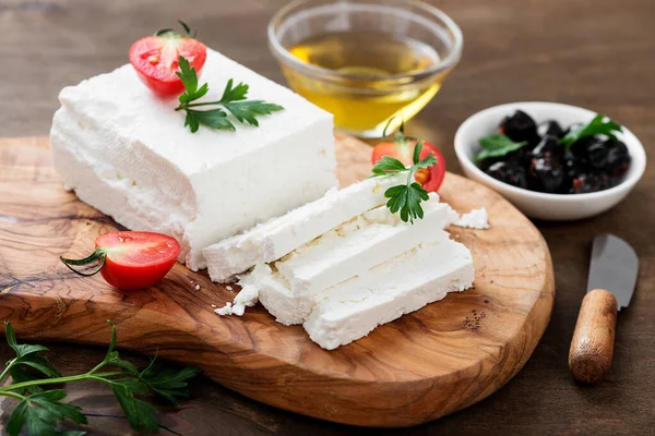 Snijd Feta Kaas Met Kruiden Olijfolie — Stockfoto