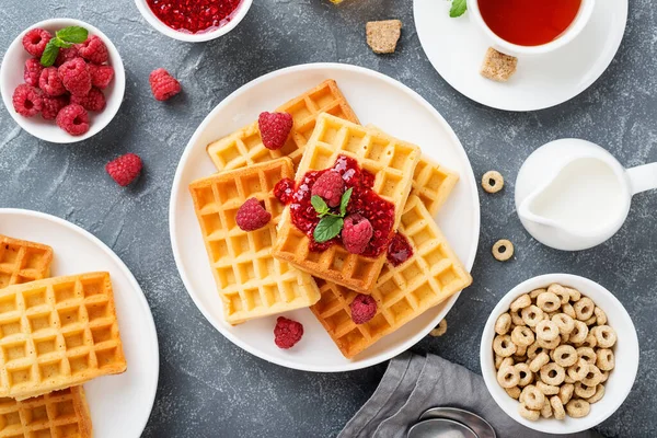 Traditionelle Belgische Waffeln Mit Frischen Himbeeren Und Marmelade Auf Grauem — Stockfoto