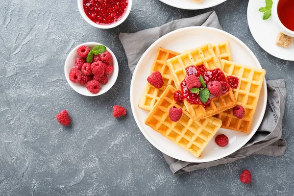 Traditionelle Belgische Waffeln Mit Frischen Himbeeren Und Marmelade Auf Grauem — Stockfoto