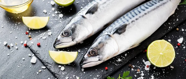 Färsk Fisk Makrill Med Salt Citron Och Kryddor Svart Sten — Stockfoto