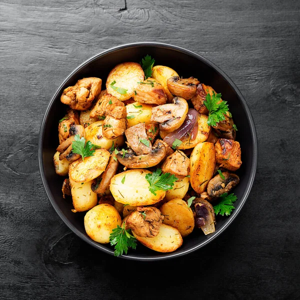 烤土豆 配肉和蘑菇 — 图库照片