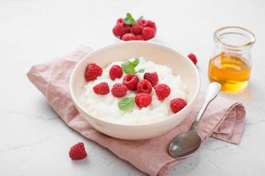 Ahududu ve nane yapraklı lezzetli sütlaç..