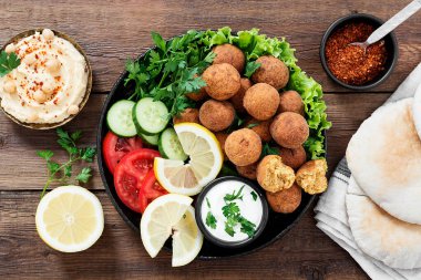 Humus, pide ve taze sebzelerle servis edilen taze vejetaryen falafel..