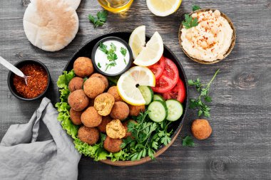 Humus, pide ve taze sebzelerle servis edilen taze vejetaryen falafel..