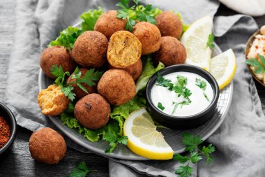 Humus, pide ve taze sebzelerle servis edilen taze vejetaryen falafel..