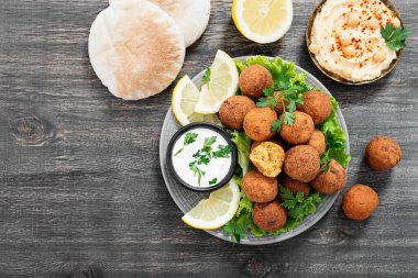 Humus, pide ve taze sebzelerle servis edilen taze vejetaryen falafel..