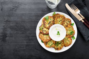 Kabaklı börek ya da yoğurt soslu krep..