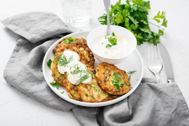Kabaklı börek ya da yoğurt soslu krep..